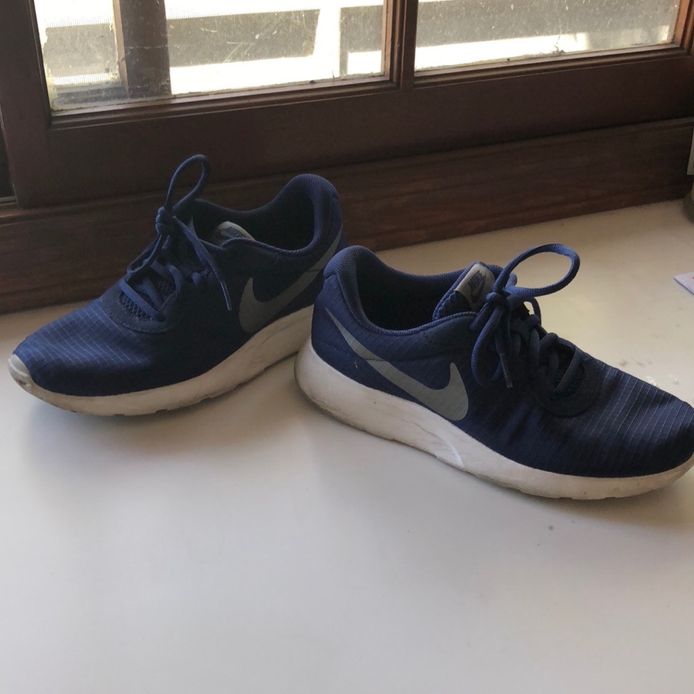 Nike Sneakers in Navy (size 7)